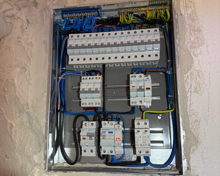 Εγκατάσταση και αλλαγή ηλεκτρολογικού πίνακα σε κατοικίες και επαγγελματικούς χώρους στη Γλυφάδα και τη Βούλα.